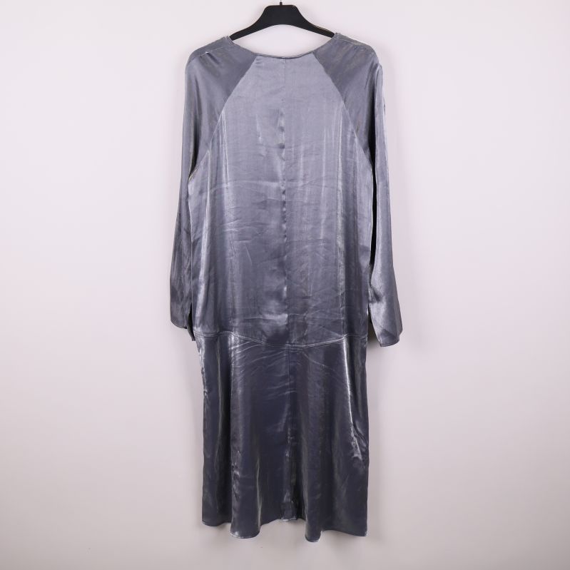 Baksidan på blå/silver glansig klänning 