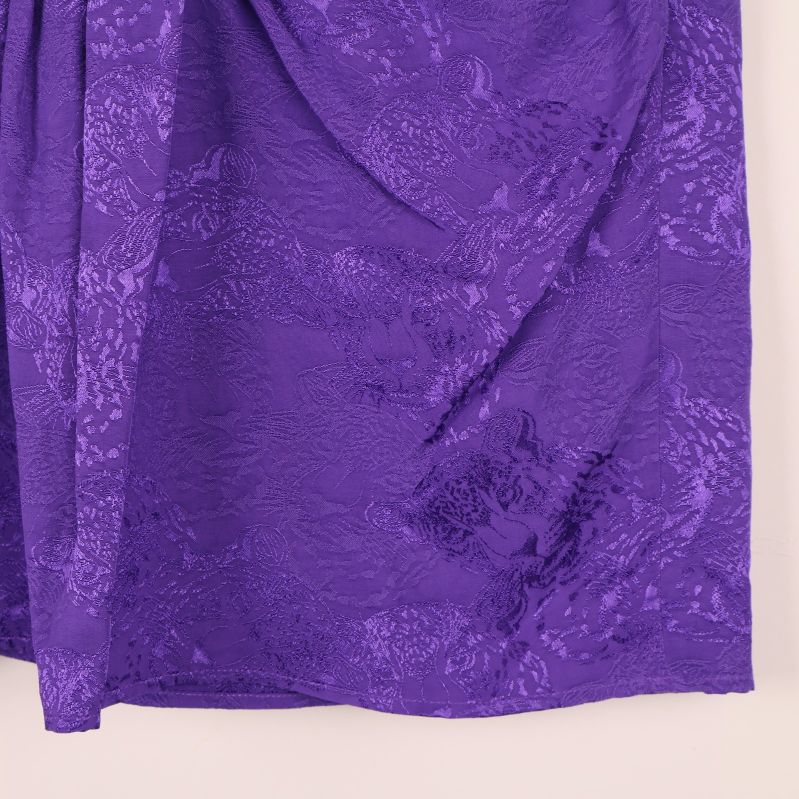 Nedre hörnet av lila kjol