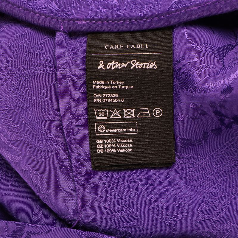 Svart skötselrådsetikett som visar 100% viskos