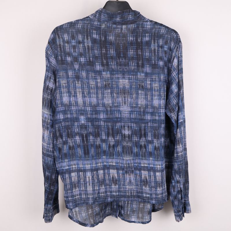 Baksida av HOPE-blus med blått grafiskt mönster