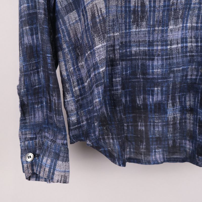 Manschett och ärmslut på blå HOPE-blus