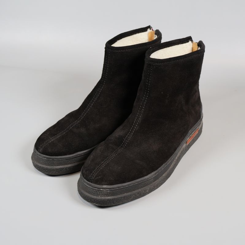 Par svarta boots i mockaliknande material med vit insida
