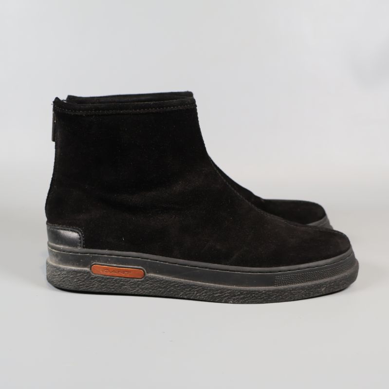 Svarta boots med sula och enkel design från sidan