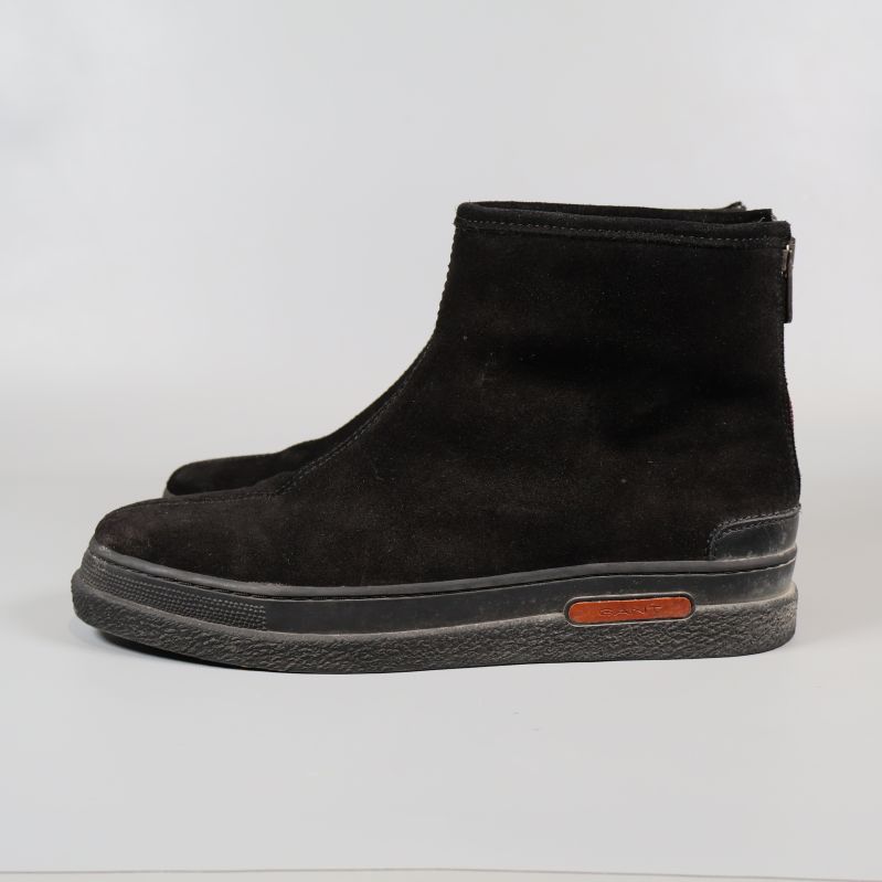 Svarta boots i mocka sedd från sidan med detaljetikett