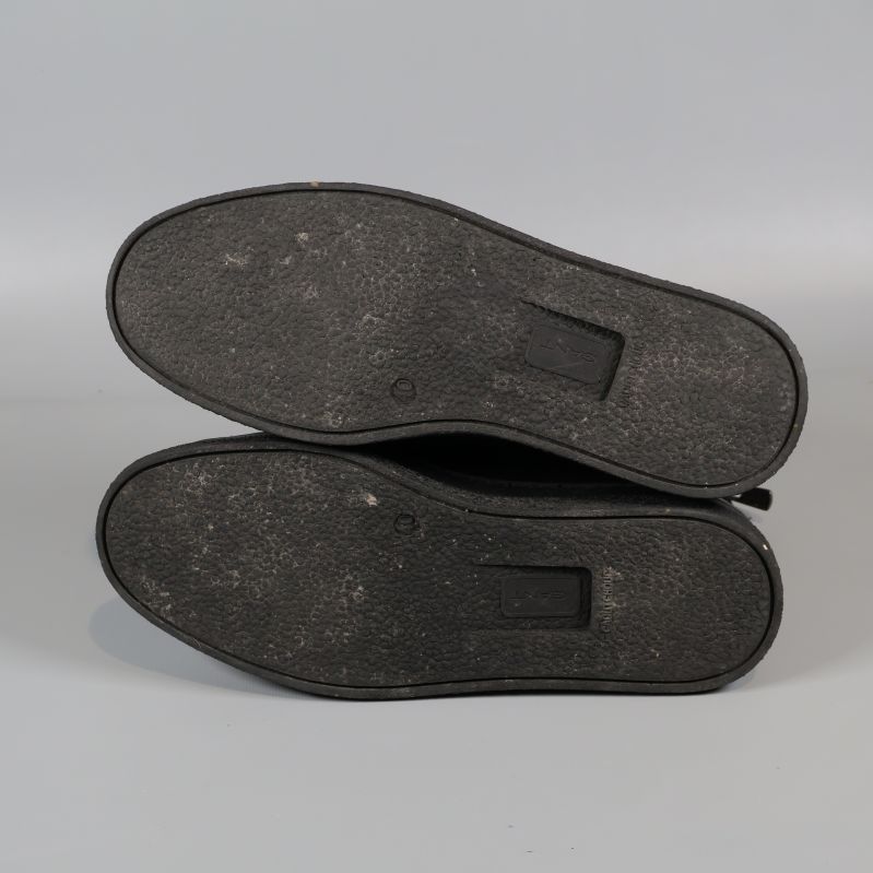 Sulor på svarta boots med lätt slitage synligt