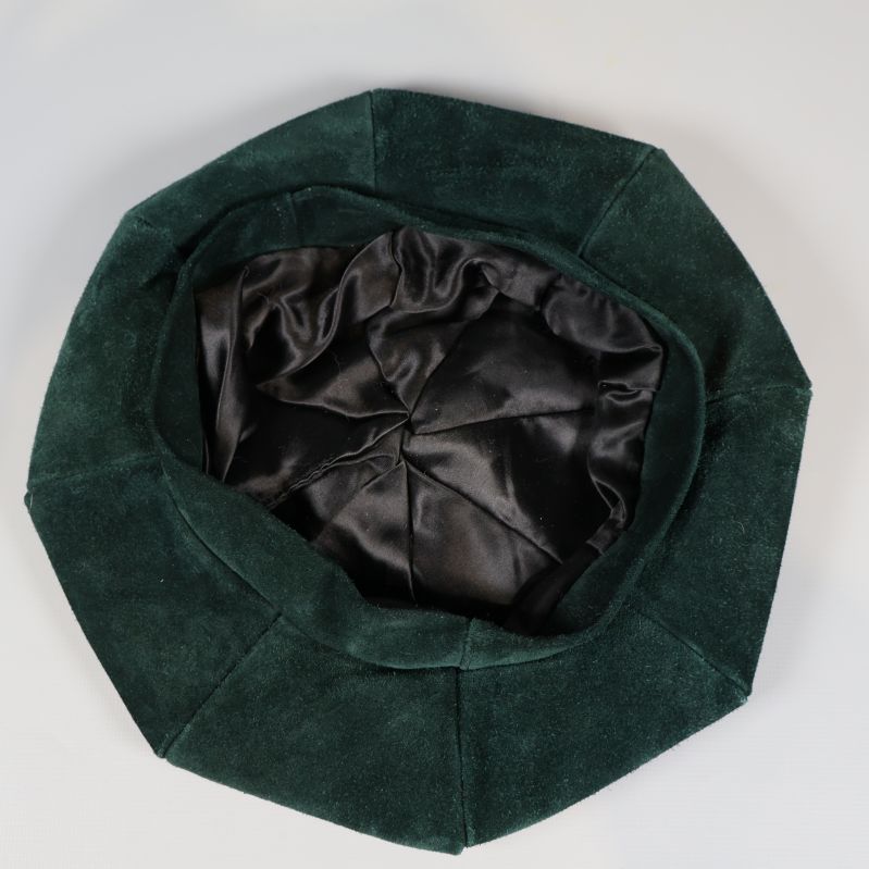 Insida av grön basker med svart fodrad textil