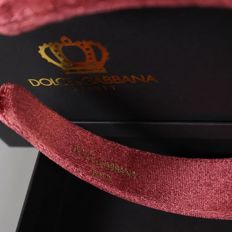 Närbild på DOLCE&GABBANA-logotyp inuti diademet