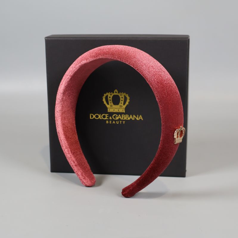 Perspektivbild på sammetsdiadem med guldfärgad krona