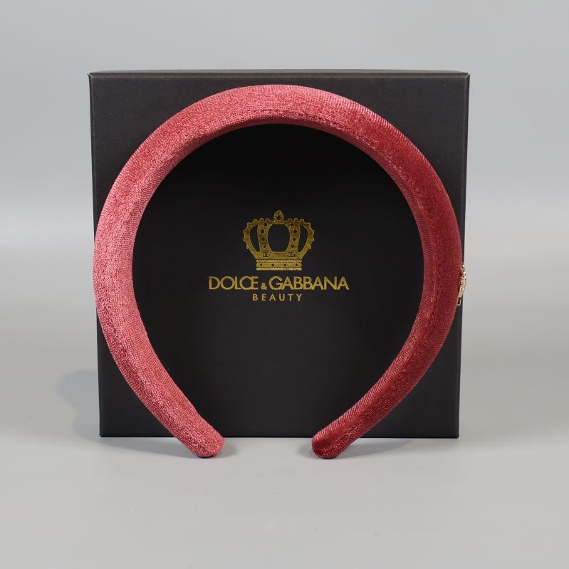 Brett sammetsdiadem placerat framför originalbox