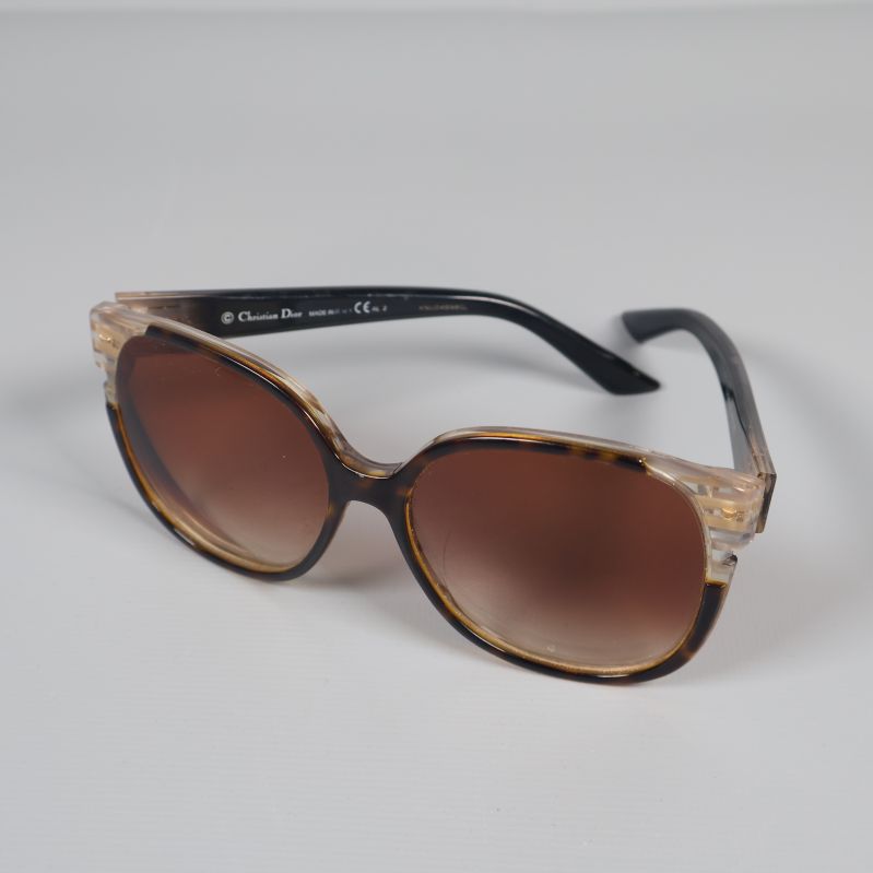 Solglasögon i sköldpaddsmönster med bruntonade glas i trekvarts vinkel