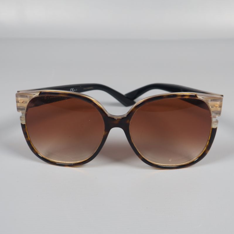 Framsidan av runda sköldpaddsmönstrade solglasögon med bruna glas