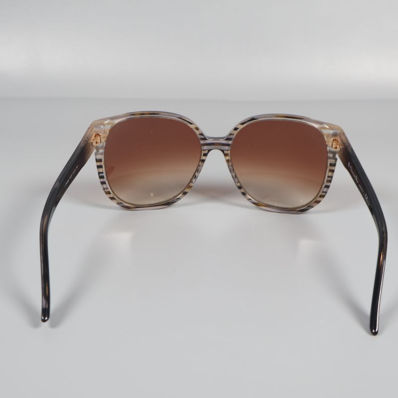 Baksidan av solglasögon med transparent och svart båge