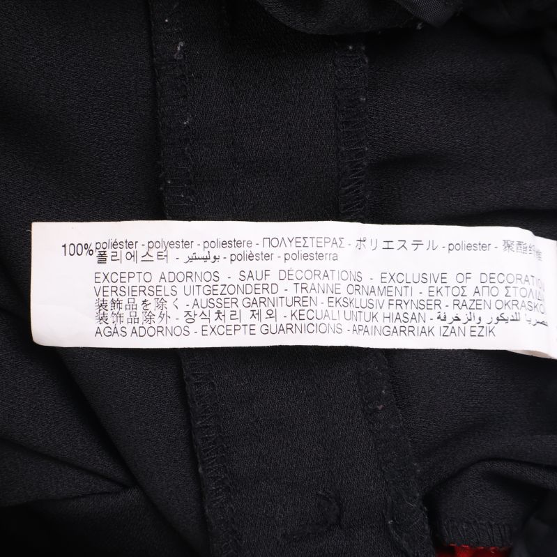 Materialetikett som visar 100 procent polyester
