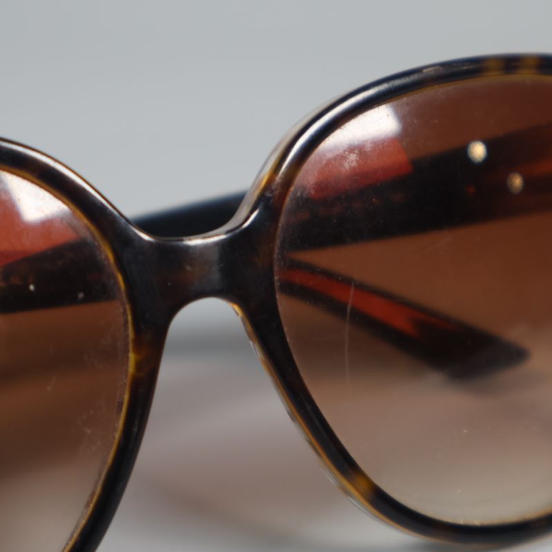 Detaljbild på båge och glas hos solglasögon