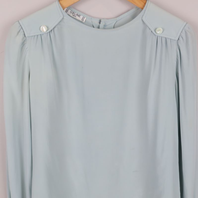 Detalj av blusens framstycke och axeldekoration