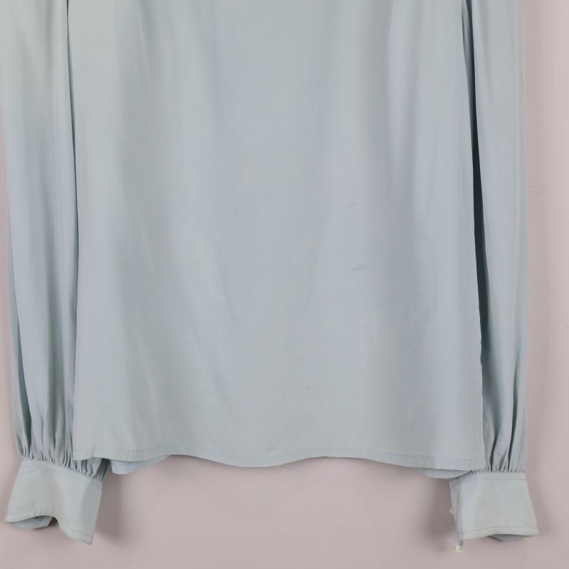 Nedre delen på blusens framsida och ärmslut