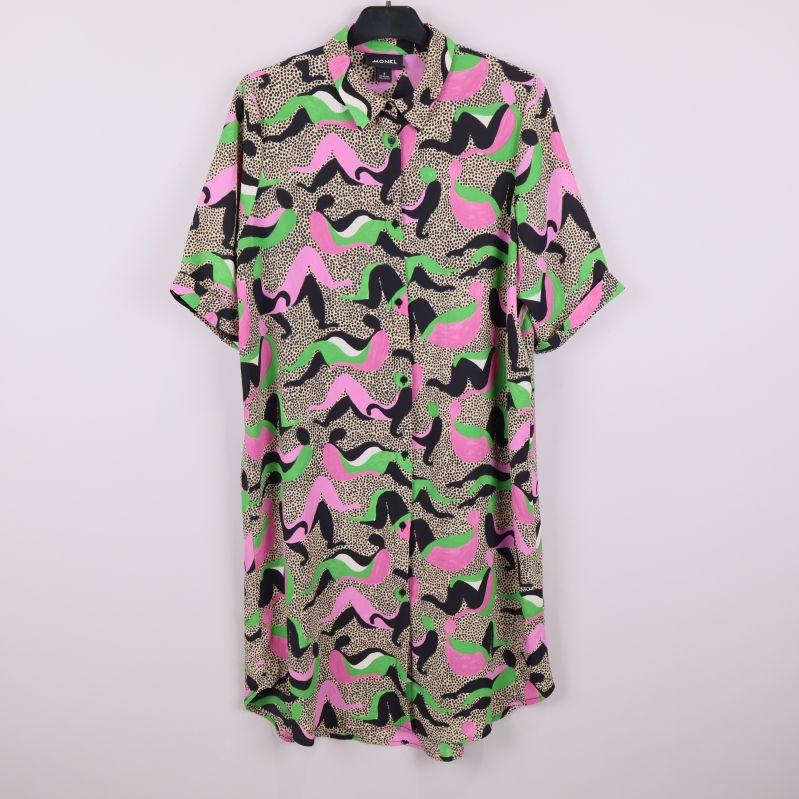 Skjortklänning i grafiskt mönster hängande framifrån