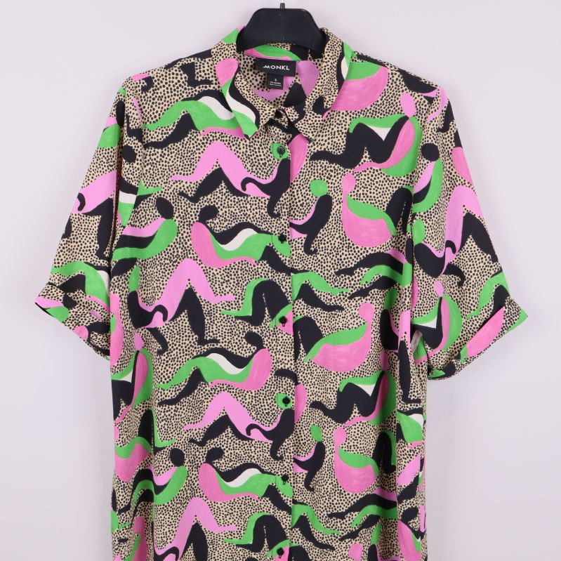 Övre delen av klänningen med krage och knappstängning