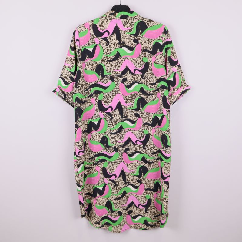 Skjortklänningens baksida med grafiskt mönster