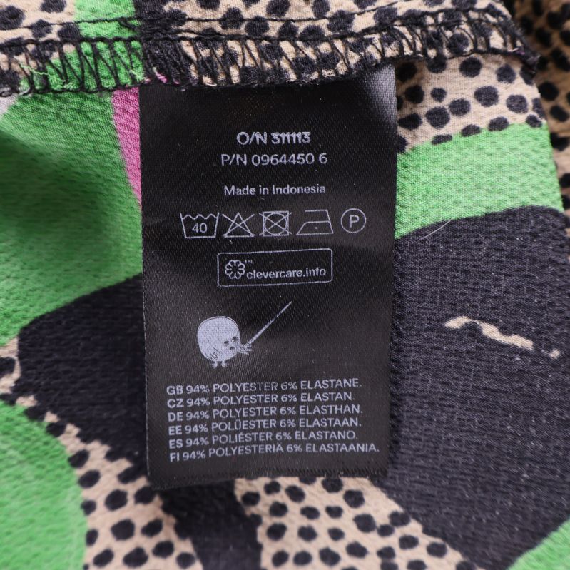 Tvättrådslapp med materialinformation på svarta etiketten