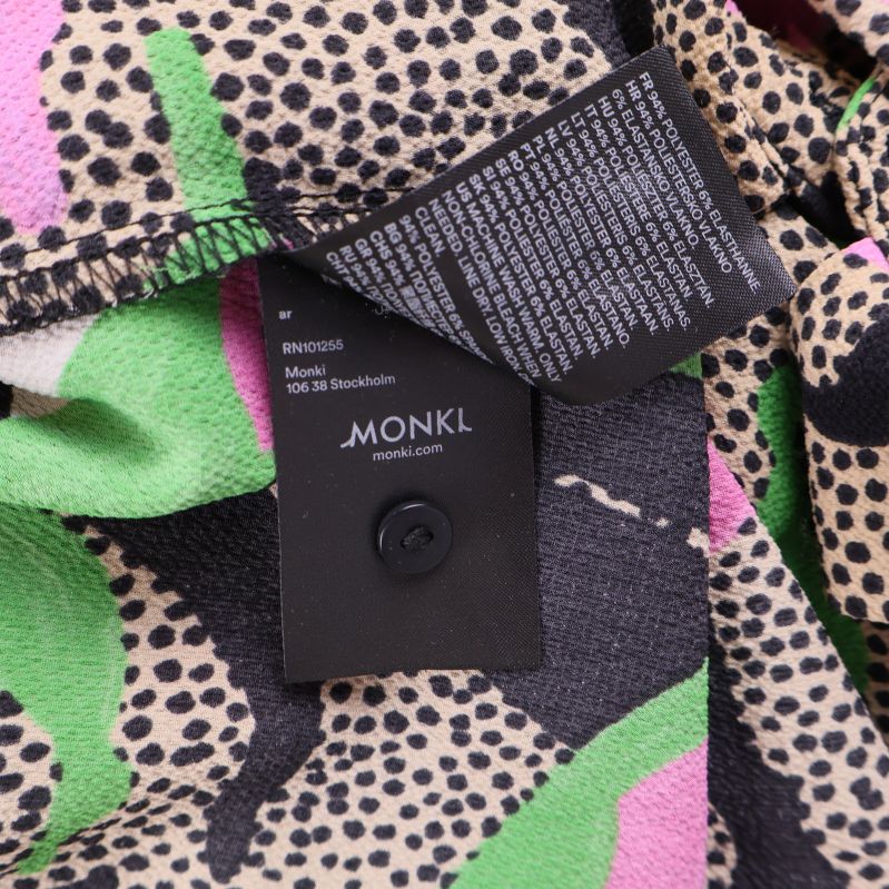 Monki-märke på insidan av kjolen och knapp