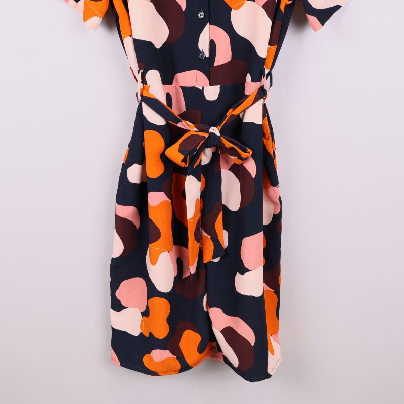 Midjeband och nederdel på mönstrad kort klänning