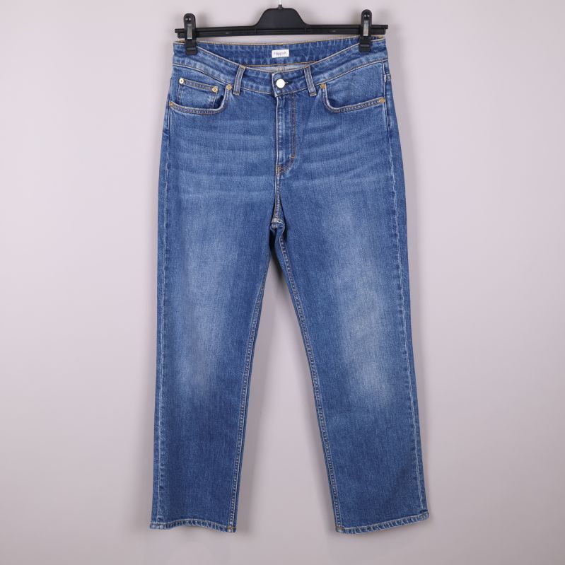 Jeans i blå denim framifrån 