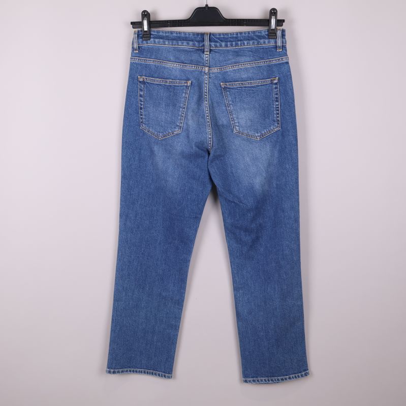 Jeans i blå denim bakifrån 