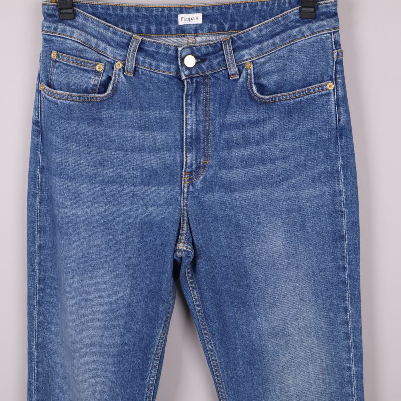 Jeansens överdel med fickor och sömmar synliga