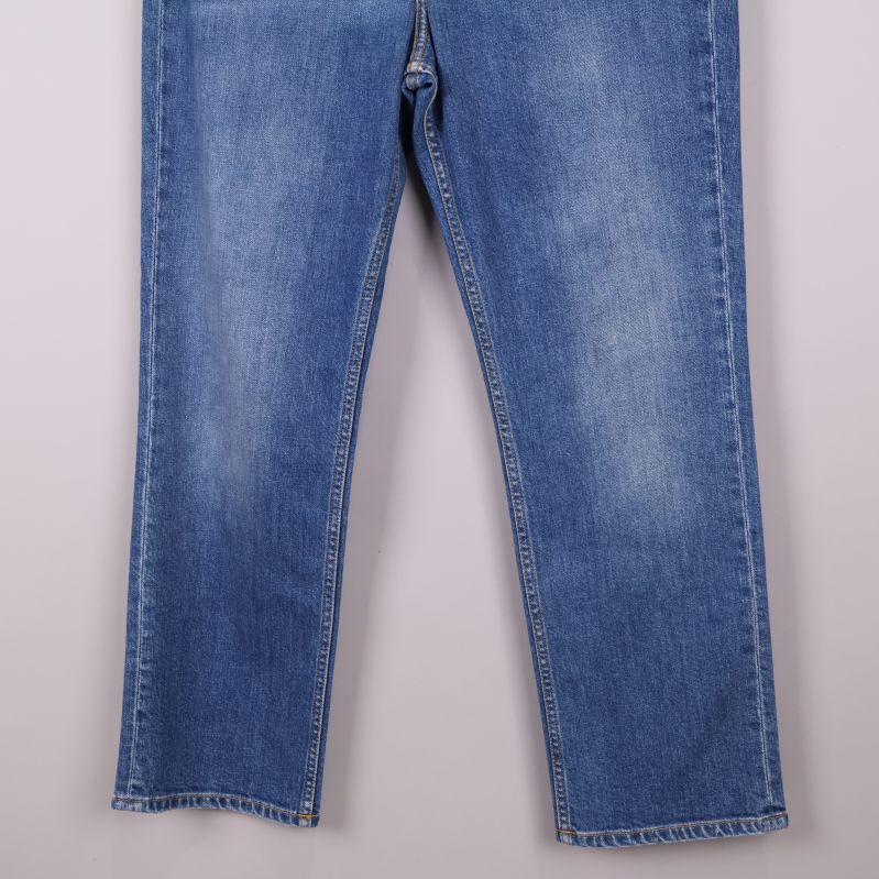 Jeansens ben och nederdel med kontrastsömmar