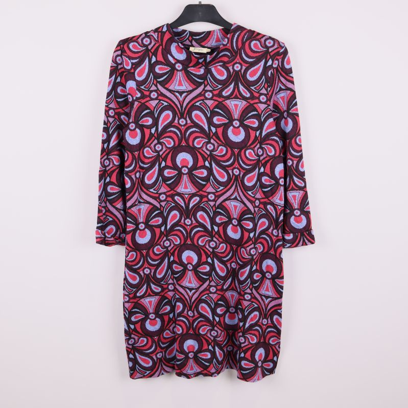 Klänning med färgglatt grafiskt mönster framifrån