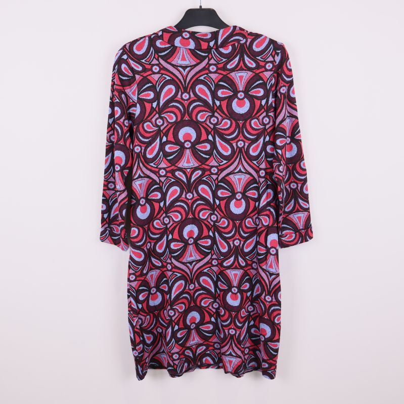 Klänning med färgglatt grafiskt mönster bakifrån