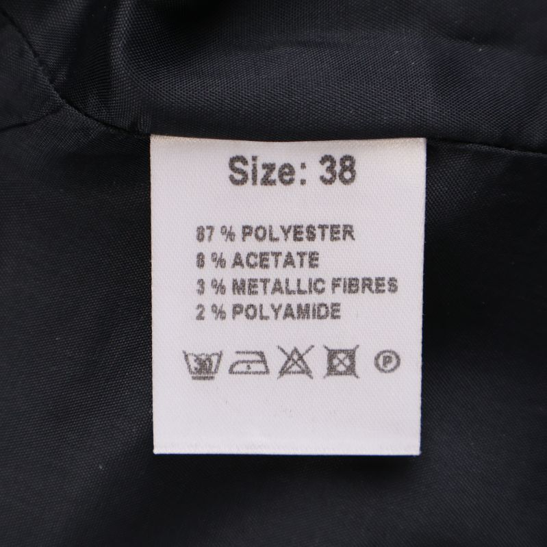 Materialetikett visar sammansättning och skötselråd