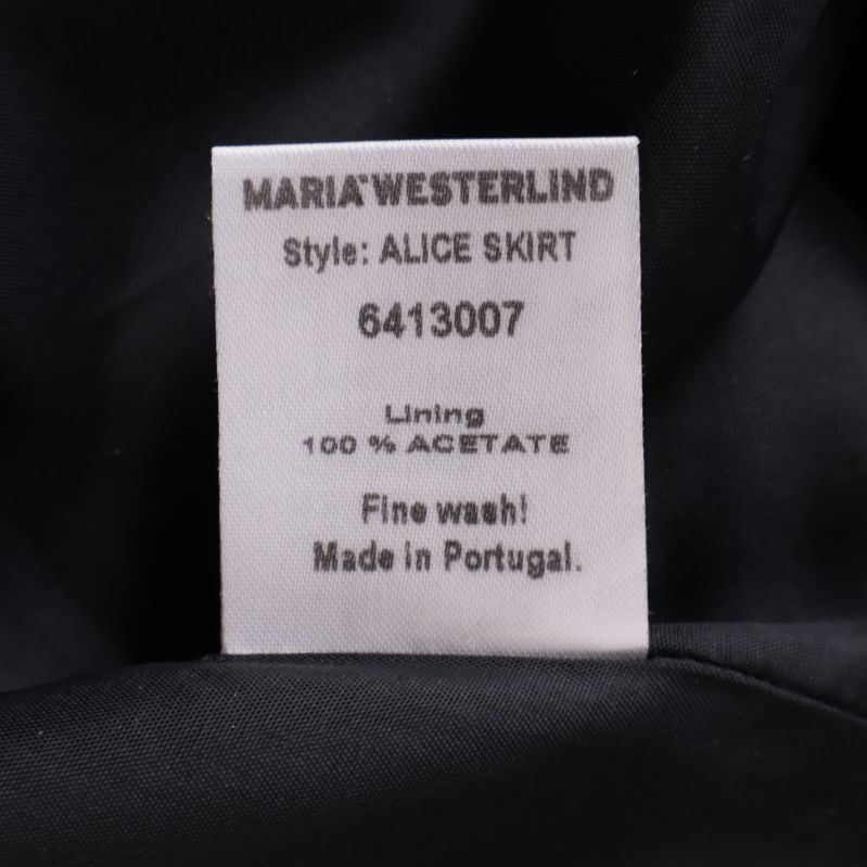 Etikett med modellnamn Alice Skirt och foderdetaljer