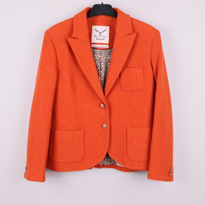 Framsidan av orange blazer med fickor och knappar