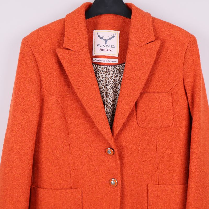 Närbild på blazerns krage och övre ficka