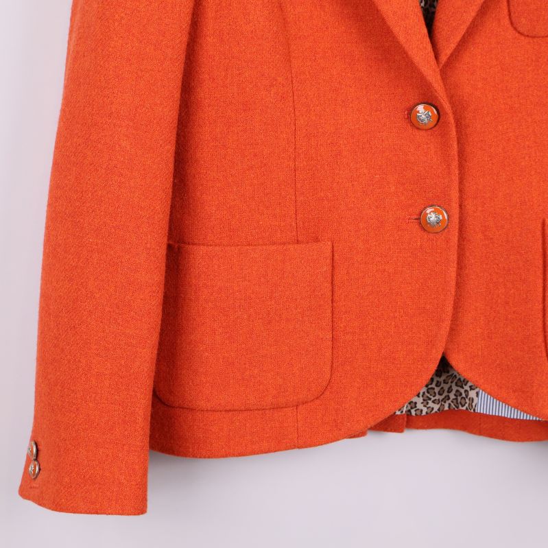 Nedre del av blazer med fickor och ärmknappar