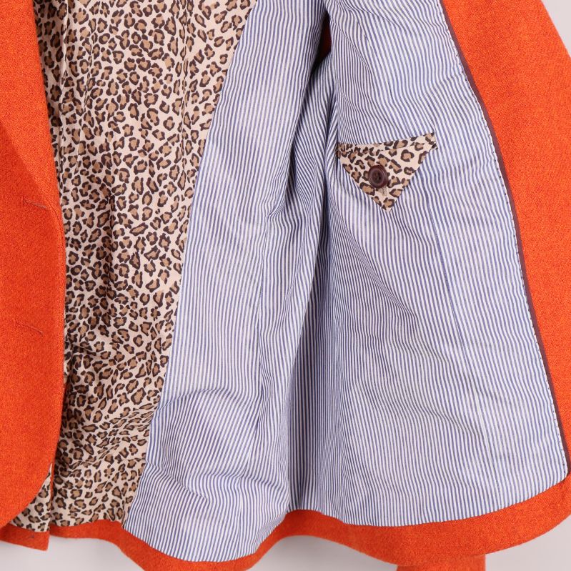 Blazerns insida med leopard- och randigt foder