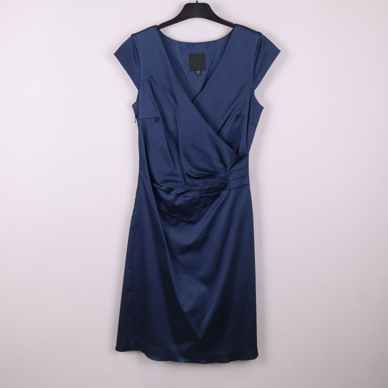 Blå omlottklänning med knälång design framifrån