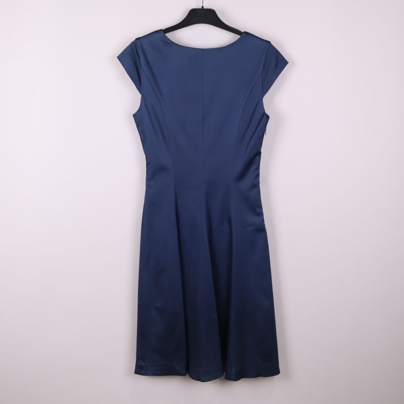 Baksidan av blå omlottklänning med enkel sömnad