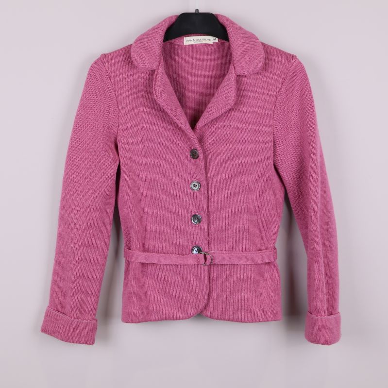 Framsida av rosa stickad kavaj med bälte