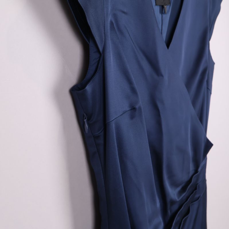 Sidosöm och glansigt tyg på blå klänning visas i profil