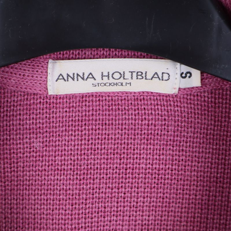 Närbild på etikett med märket Anna Holtblad