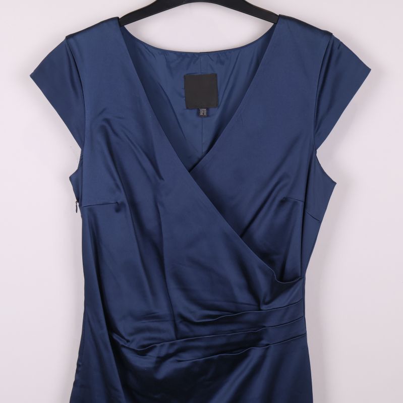 Omlottliv och drapering framtill på blå klänning