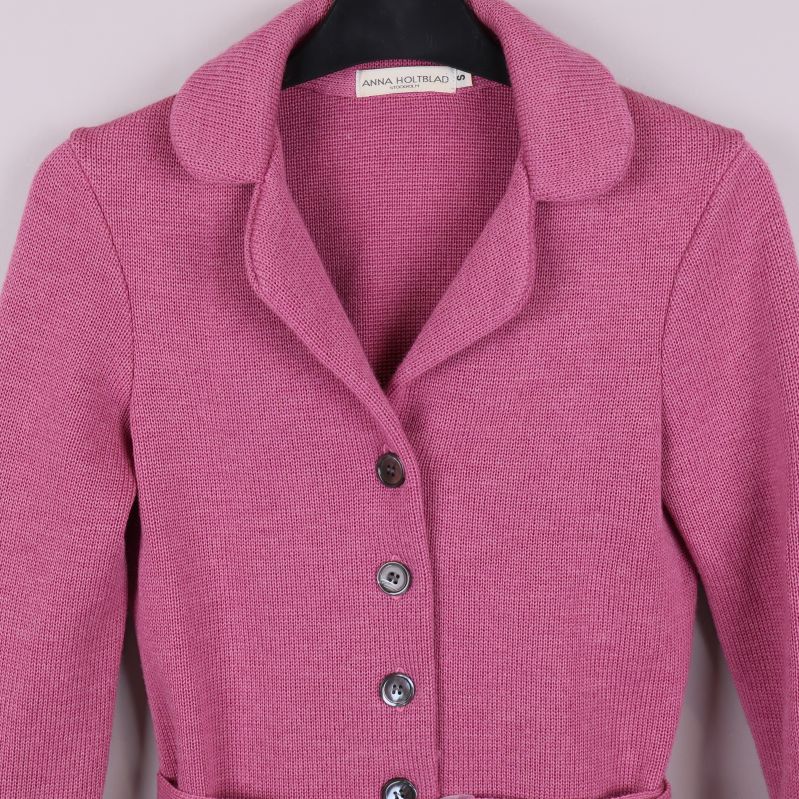 Närbild på krage, knappar och struktur