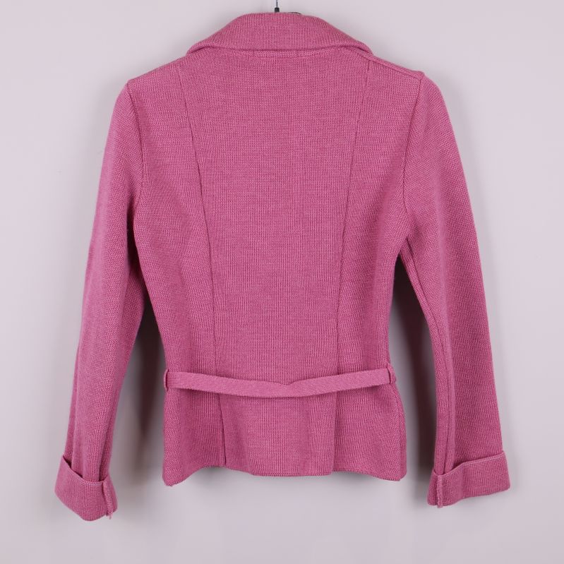 Baksida av rosa stickad kavaj med bälte