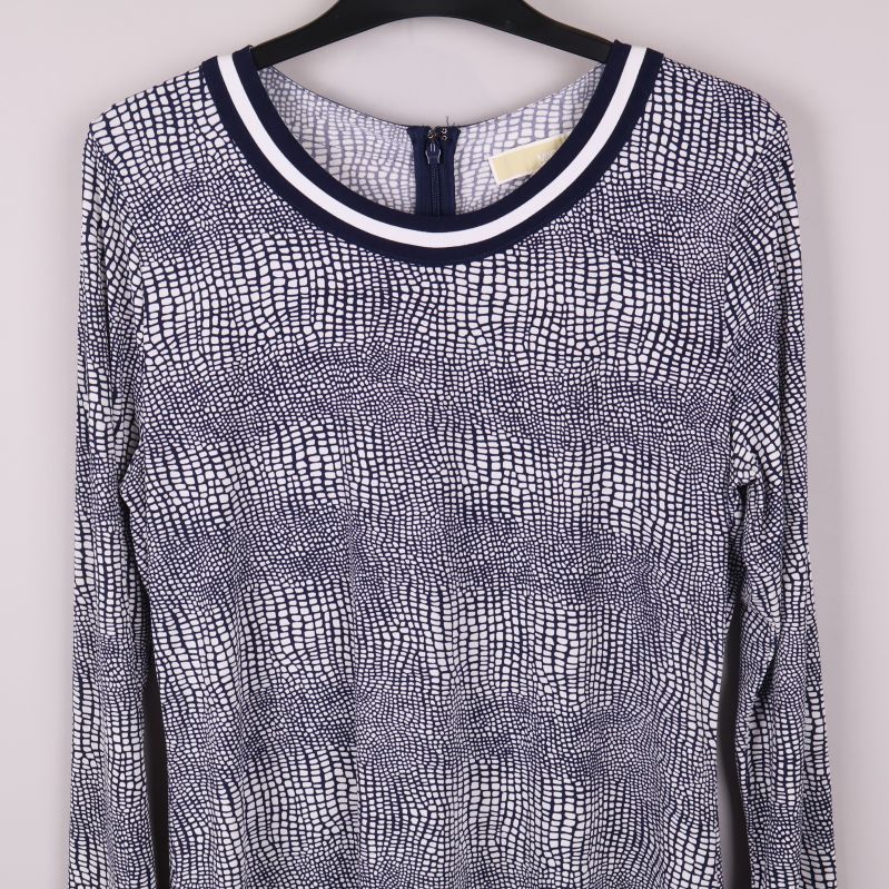 Närbild på klänningens överdel och det grafiska mönstret