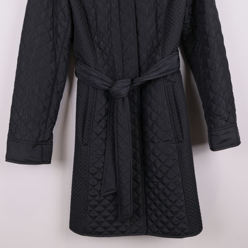 Midjeparti av jackan där skärpet syns tydligt