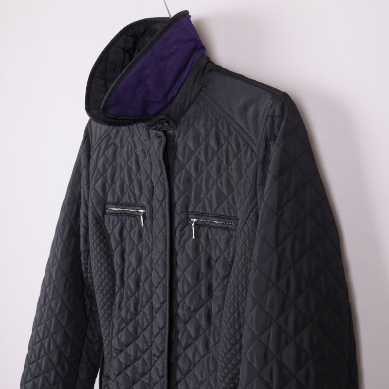 Närbild av jackans krage med lila insida och axelparti