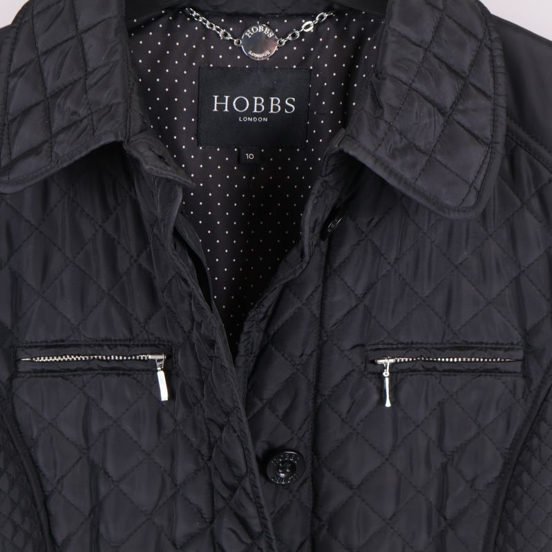 Närbild på Hobbs logotyp och dragkedjsdetaljer